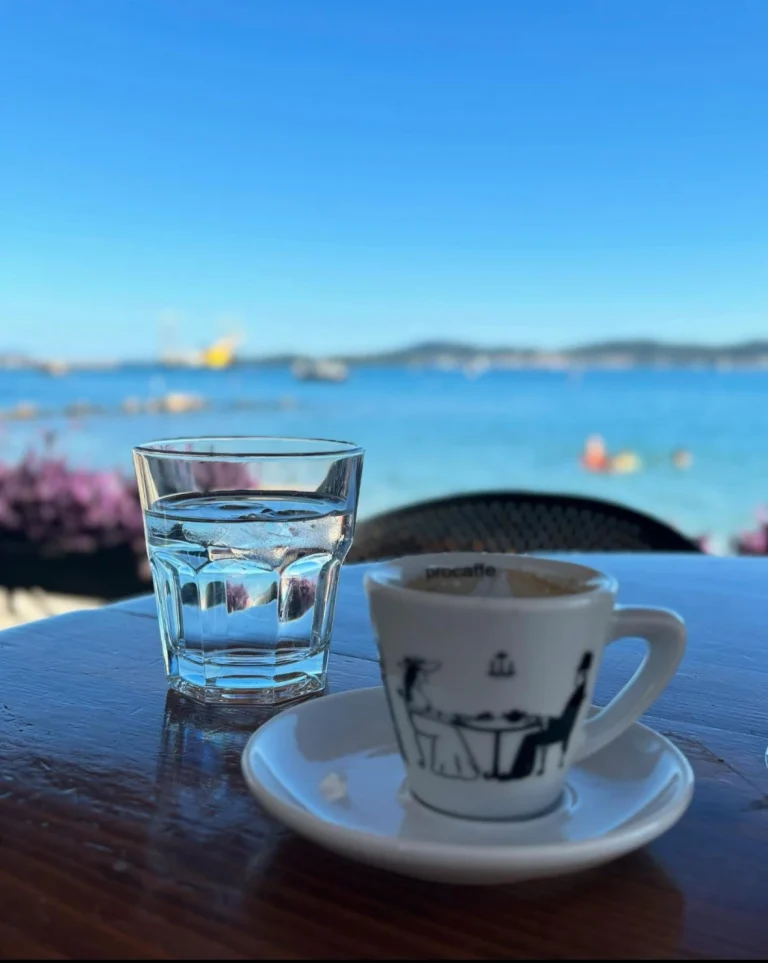 Bio bih oduševljen da odemo na kavu, da mogu vidjeti kako ti oči sjaje!
